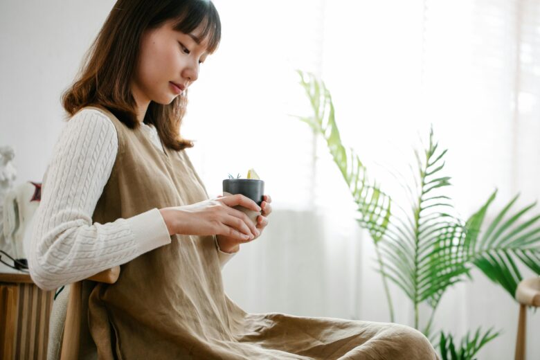 静かな部屋で心を整えるHSPの人物