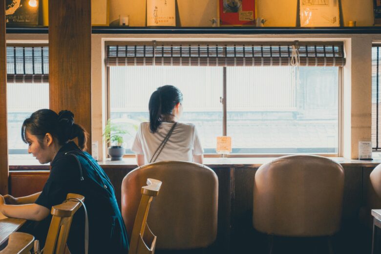 窓辺で外を見つめて、考えごとをする