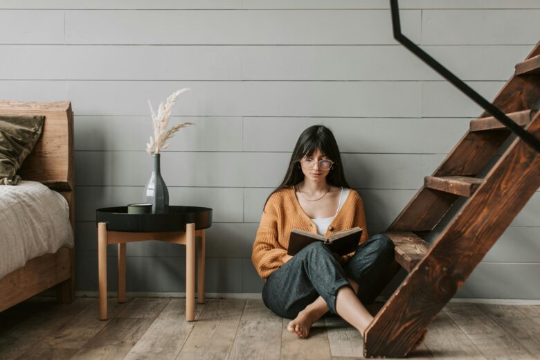 静かな部屋で読書する