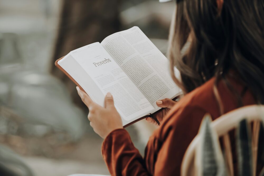 くつろいで本を読む女性
